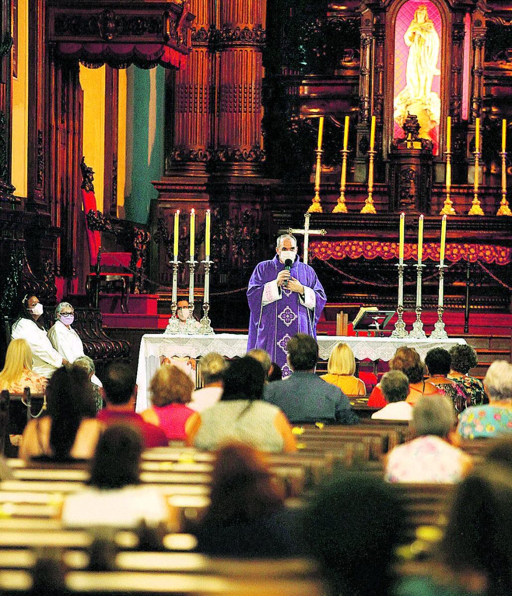 Missa de Quarta-Feira de Cinzas realizada na Catedral Metropolitana de Campinas: fiéis dão início à Quaresma (Kamá Ribeiro/ Correio Popular)