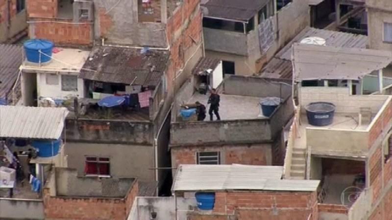 Os policiais, identificados pelo TJ como Douglas e Anderson, foram denunciados por envolvimento no homicídio de Omar Pereira da Silva durante a ação (Reprodução/ TV Globo)