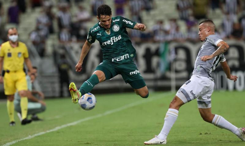 O jogador Raphael Veiga, da SE Palmeiras, disputa bola com o jogador Kelvyn, do Ceará SC, durante partida válida pela décima nona rodada, do Campeonato Brasileiro, Série A, na Arena Castelão. (Foto: Cesar Greco) (Cesar Greco)