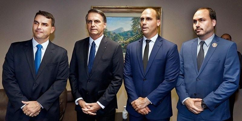 o senador Flávio Bolsonaro (Patriota-RJ), o deputado Eduardo Bolsonaro (PSL-SP) e vereador do Rio Carlos Bolsonaro (Republicanos). Na conclusão de Renan, todos cometeram o crime de incitação ao crime, previsto no Código Penal (Divulgação)