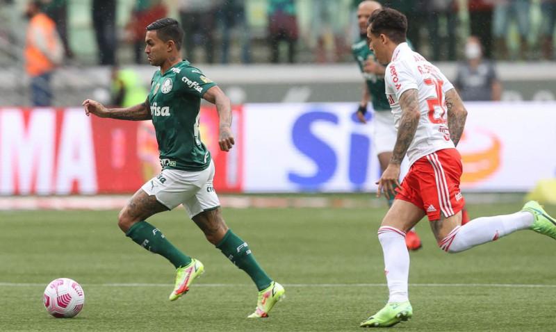 O jogador Dudu, da SE Palmeiras, disputa bola com o jogador Saraiva, do SC Internacional, durante partida válida pela vigésima sétima rodada, do Campeonato Brasileiro, Série A, na arena Allianz Parque. (Foto: Cesar Greco) (Cesar Greco)