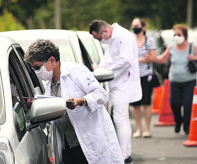 Fila de vacinação contra a covid-19 em posto no Taquaral (Ricardo Lima/ Correio Popular)