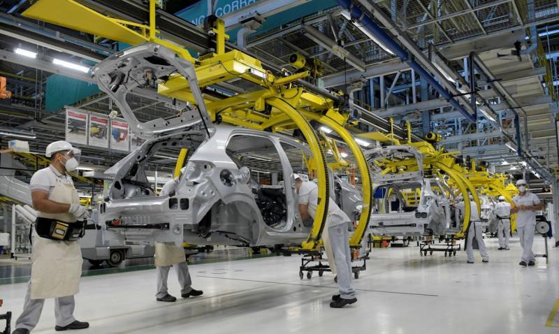 Os trabalhadores da montadora Fiat Chrysler Automobiles constroem um modelo Argo 2020, em meio à disseminação da doença por coronavírus (COVID-19), na fábrica de montagem em Betim (REUTERS/Washington Alves)