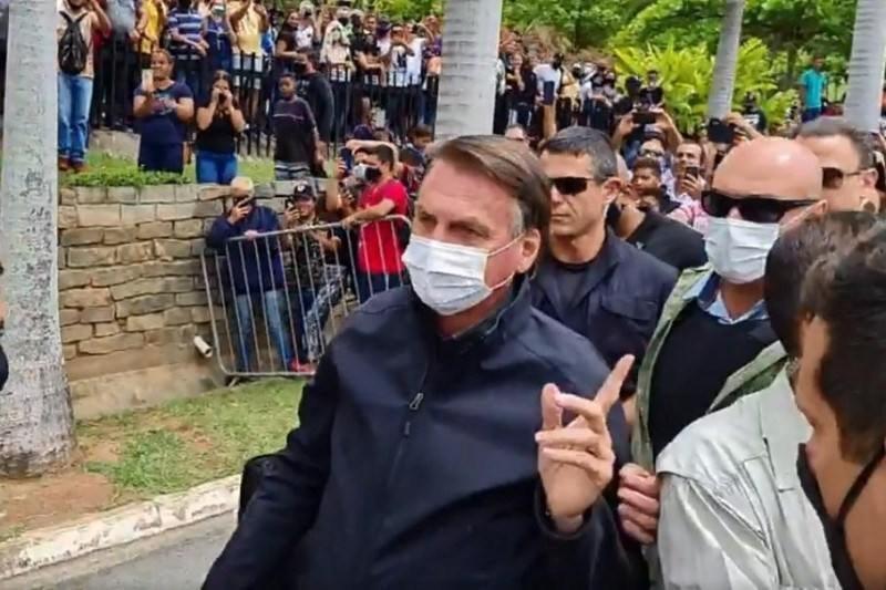 Bolsonaro assistiu à missa da tarde na companhia dos ministros Marcos Pontes, da Ciência, Tecnologia e Inovações, e João Roma, da Cidadania (Reprodução/ Twitter)