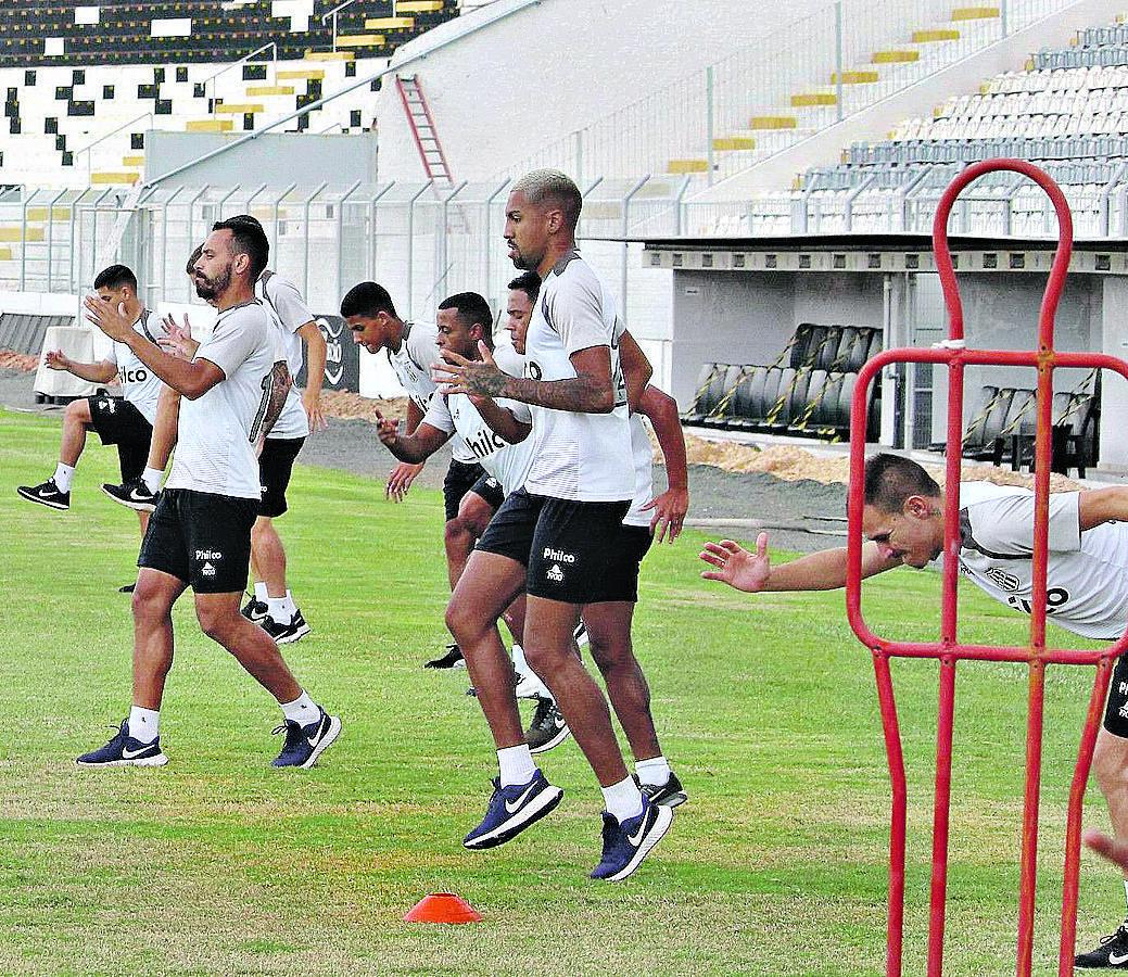 Elenco da Ponte faz o primeiro treino após o recesso, apenas atividades físicas ministradas (Diego Almeida/ Pront Press)