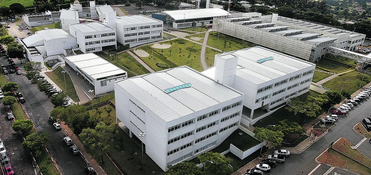 Vista geral do Campus 1 da PUC-Campinas: instituições de ensino superior da cidade começarão 2021 com aulas remotas: medida de segurança contra a pandemia (Cedoc/RAC)