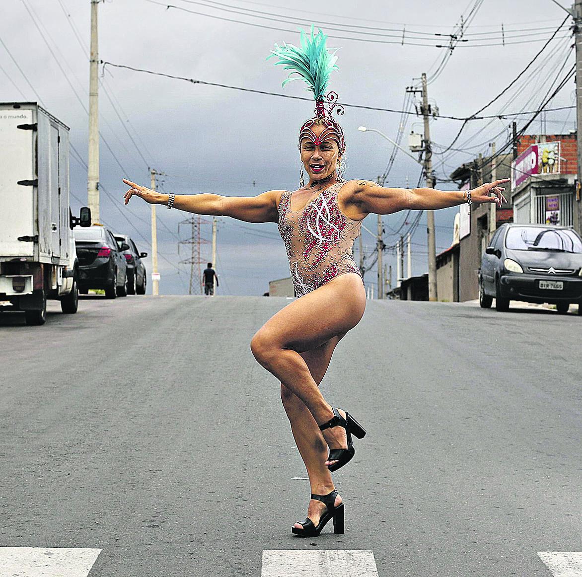 A dançarina Keli Cristina dos Santos: perda de 15 shows no período de Carnaval e orçamento reduzido (Ricardo Lima/ Correio Popular)