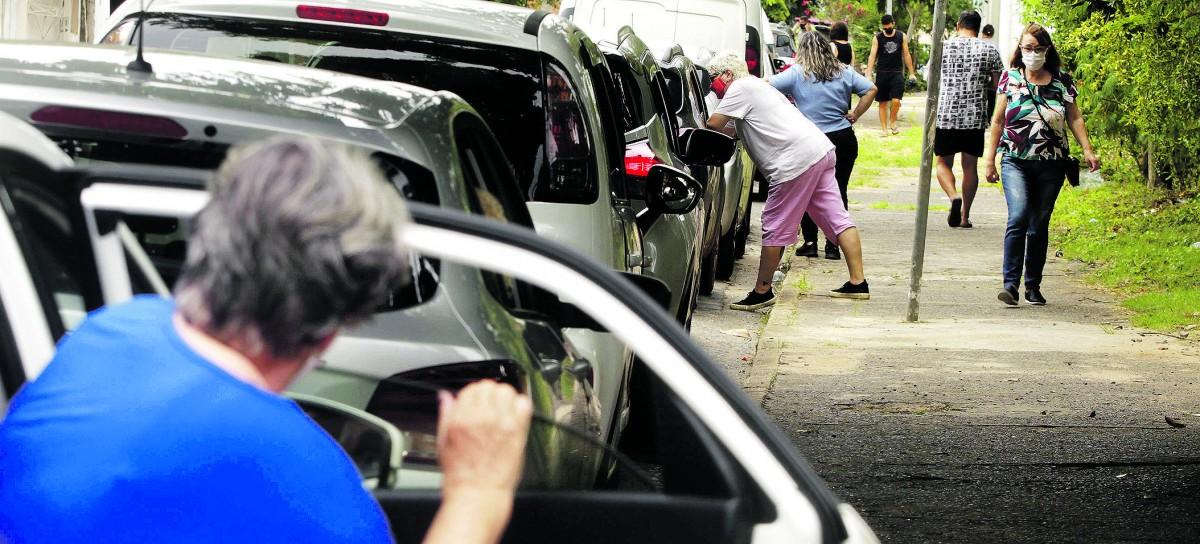 Fila de carros nas imedia&ccedil;&otilde;es do Centro de Imuniza&ccedil;&atilde;o do CAIC da Vila Uni&atilde;o: sistema drive-thru transformou-se em prova de resist&ecirc;ncia para os idosos que foram se vacinar contra a covid no local (Diogo Zacarias/ Correio Popular)