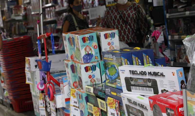 Movimento de vendas de brinquedos para o Dia das Crianças, comércio varejista nas ruas do Polo Saara, centro do Rio de Janeiro. (Fernando Frazão/Agência Brasil)