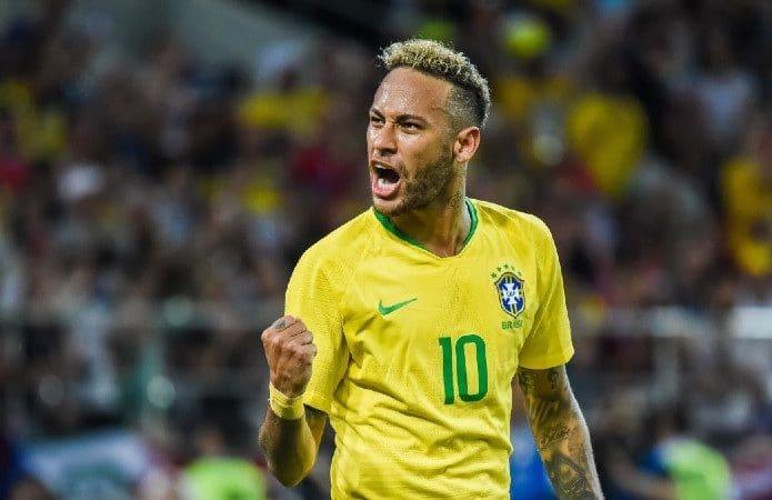 Neymar quase marca golaço em cobrança de falta