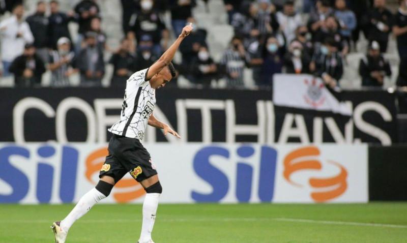 Corinthians derrota Bahia e entra no G4 do Brasileiro 