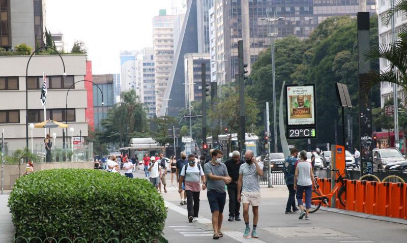 São Paulo - Movimento de pessoas na Avenida Paulista durante a fase vermelha da pandemia de covid-19 na capital. (Rovena Rosa/Agência Brasil)