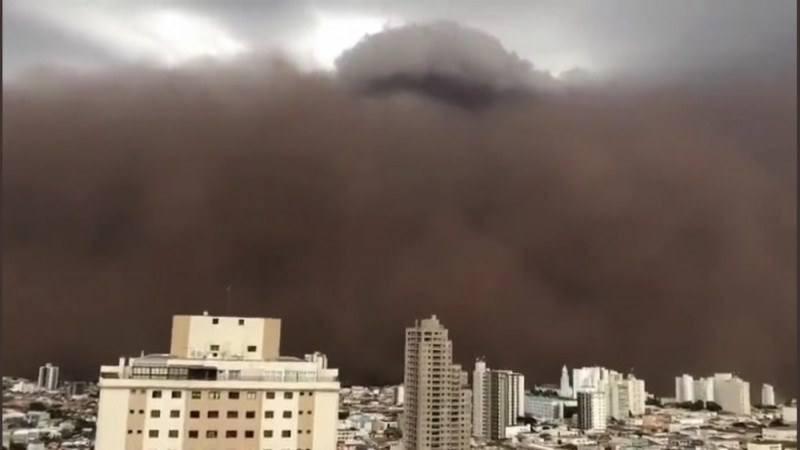 A tempestade de poeira já havia atingido as regiões de Ribeirão Preto e Franca, no norte do Estado, e o sul de Minas Gerais, no último domingo (Divulgação)