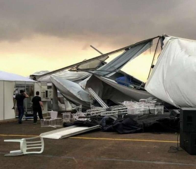 Segundo a prefeitura, embora não tenha causado maiores danos, nem deixado vítimas, a força do vento derrubou um palanque montado no aeroporto regional para a cerimônia (Reprodução / Twitter)