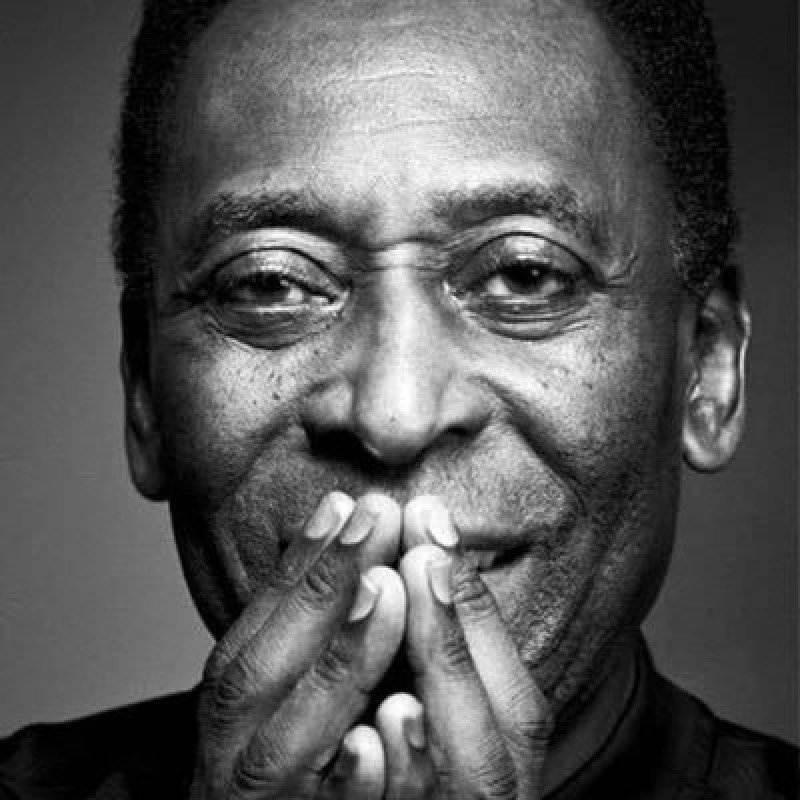 Pelé já está em casa, se recuperando da cirurgia para a retirada de um tumor no intestino (Divulgação)