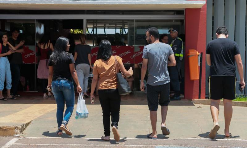 Participantes  chegam ao centro de educação de jJovens e adultos, para o segundo dia de aplicação do Exame Nacional do Ensino Médio (Enem) ocorre neste domingo (10) à tarde, em todo o país (Antonio Cruz/Agência Brasil)