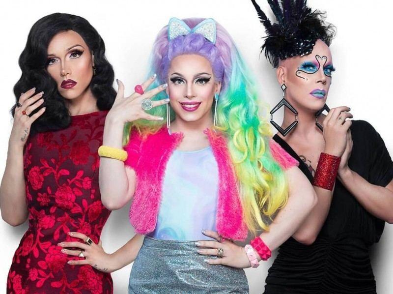 Sob o comando das drags queens Penelopy Jean, Ikaro Kadoshi e Rita Von Hunty, o spin-off conta com oito epis&oacute;dios e ter&aacute; a participa&ccedil;&atilde;o de v&aacute;rias famosas (Reprodu&ccedil;&atilde;o/Instagram)