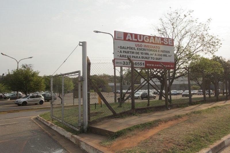 Placa anuncia o aluguel de galpões no Distrito Industrial de Campinas: imóveis deverão ter a alíquota do IPTU reduzida para 1,8% como forma de atrair novas empresas para a cidade (Kamá Ribeiro)