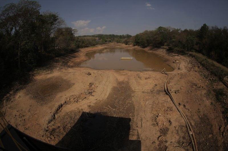 A Represa Moinho Velho secou: as bombas de água da barragem foram desligadas para evitar mais danos (Diogo Zacarias)