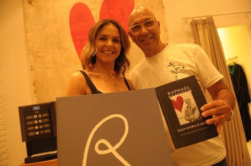 Virgínia Galassi e Raphael Sahyoun comemoram o lançamento do livro e da nova coleção da Twenty Four Seven (Diogo Zacarias)