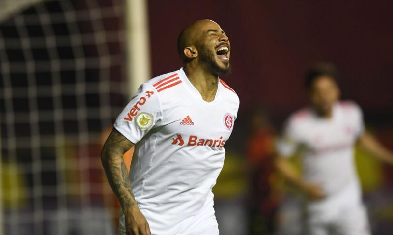 Internacional bate Sport em Recife e sobe na tabela do Brasileiro 