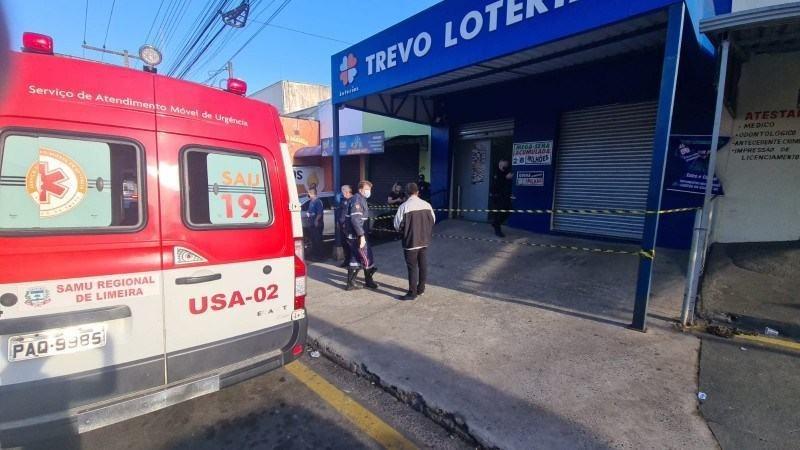 Ambulância do Samu em frente à lotérica onde comerciante Celso Seige Okada, de 60 anos, foi assassinado (Wagner Morente/Limeira)