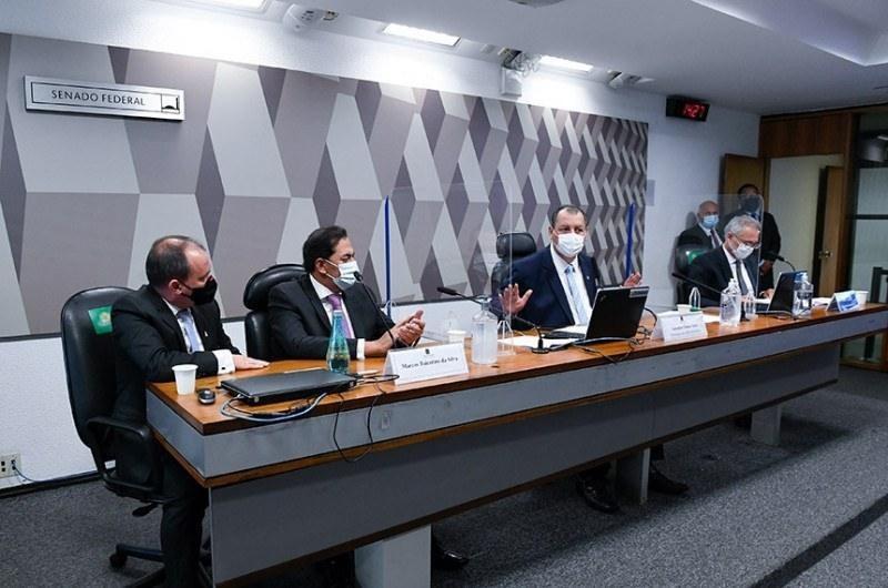 Marconny chegou a recorrer ao Supremo Tribunal Federal (STF) para não depor, mas o pedido foi negado. Caso não compareça à sessão sem justificativa, ele poderá ser conduzido coercitivamente à CPIr
Mesa:r
advogado Luciano Duarte Peres;r
advogado e empresário Marcos Tolentino da Silva;r
presidente da CPIPANDEMIA, senador Omar Aziz (PSD-AM);r
relator da CPIPANDEMIA, senador Renan Calheiros (MDB-AL).r

Foto: Roque de Sá/Agência Senado (Roque de Sá/ Agência Senado)
