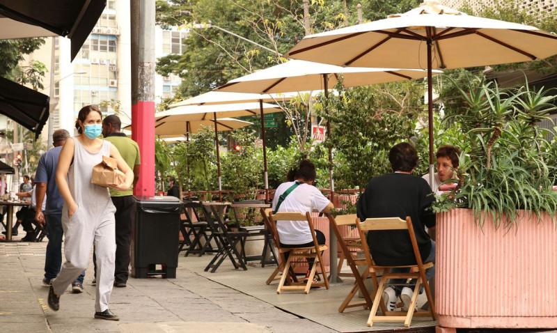 São Paulo - O projeto Ruas SP, da prefeitura de São Paulo, autoriza que bares e restaurantes ocupem com mesas e cadeiras a faixa de rua destinada ao estacionamento de veículos para atendimento público ao ar livre. (Rovena Rosa/Agência Brasil)