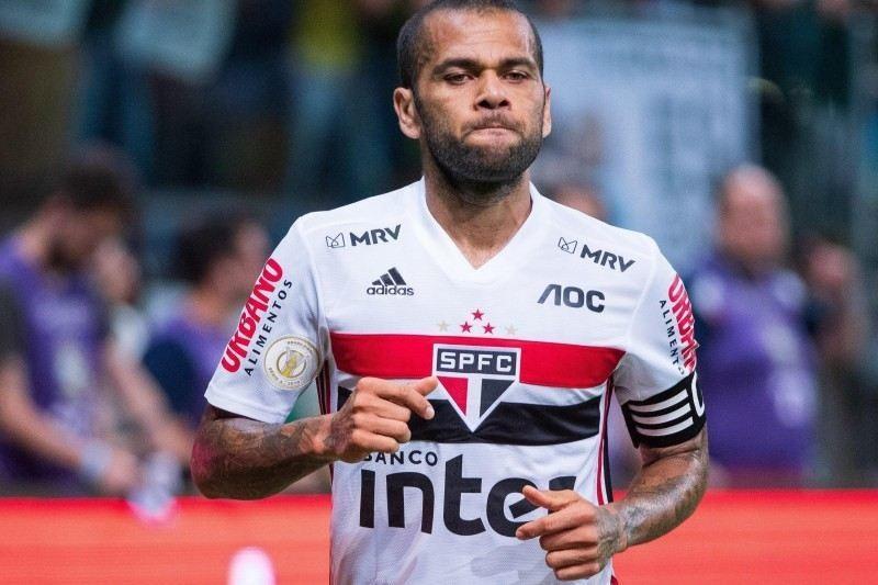 No mês passado, pouco após ser campeão olímpico em Tóquio, Daniel Alves fez críticas ao clube por conta dos pagamentos atrasados que já ultrapassam os R$ 10 milhões (Thiago Rodrigues/Gazeta Press)