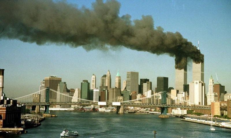 Ataque às Torres Gêmeas, do complexo empresarial do World Trade Center, na cidade de Nova York (REUTERS/Brad Rickerby)