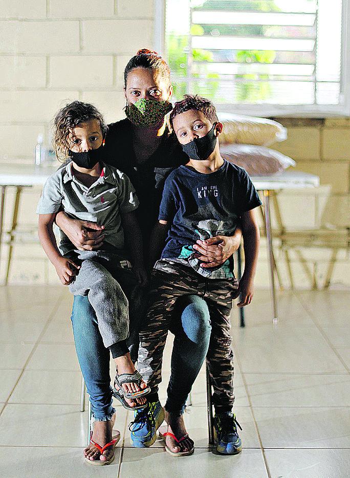 Luciane Costa e os dois filhos: desafogo e medo com volta das creches (Ricardo Lima/ Correio Popular)