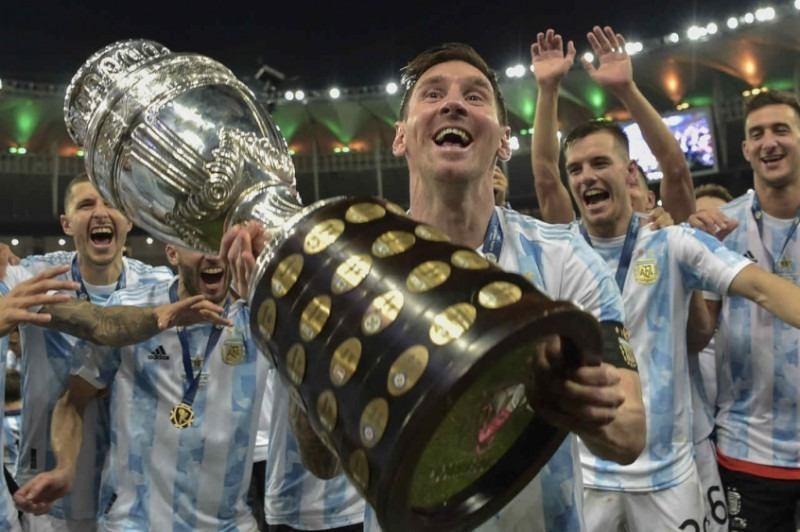 Messi também disse que antes "eram os piores" e agora "são os melhores", além de lembrar que a Argentina precisa continuar crescendo como equipe para as próximas competições (CARL DE SOUZA / AFP)