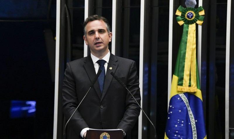 A avaliação de Pacheco, segundo interlocutores do presidente do Senado, foi de que não há clima para votações e nem garantia de segurança a senadores e servidoresr
A eleição ocorre de forma presencial, seguindo as medidas de segurança contra a covid-19, e obedecendo o Regimento Interno da Casa, que prevê a votação por meio de cédulas em papel inseridas em envelope.r

Em discurso, à tribuna, candidato à presidência, senador Rodrigo Pacheco (DEM-MG).r

Foto: Jefferson Rudy/Agência Senado (Jefferson Rudy/ Agência Senado)