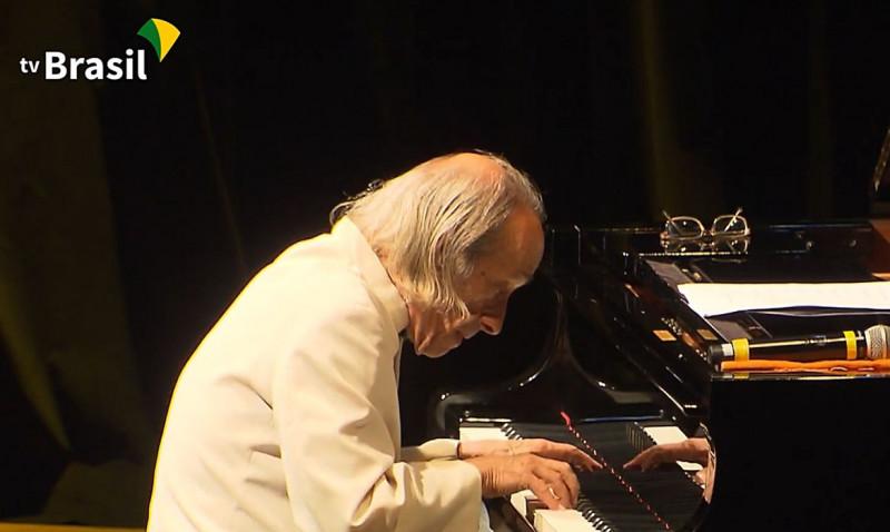 João Carlos Assis Brasil apresenta o concerto "Todos os Pianos" (Partituras/TV Brasil)