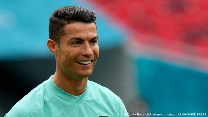 Cristiano Ronaldo derrubou o celular de um menino com autismo, de 14, com um tapa (Divulgação)