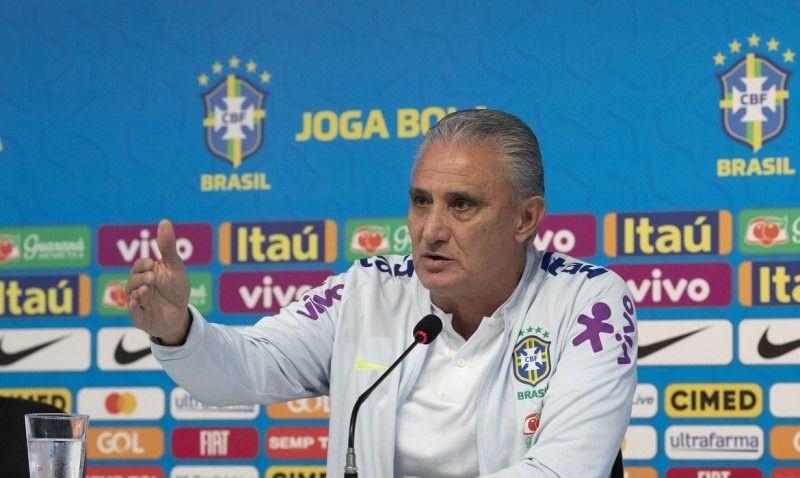 O treinador da seleção brasileira mostrou seu descontentamento com a performance da equipe no primeiro tempo da partida contra o Chile (Lucas Figueredo/ CBF)