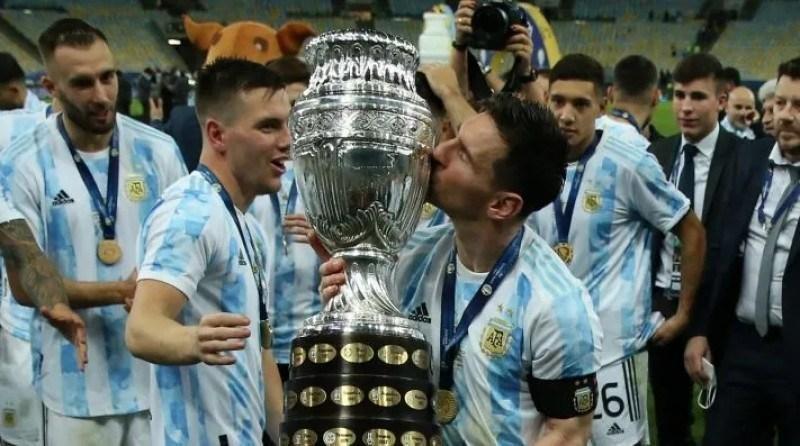 Messi chegou à equipe principal ainda em 2005, aos 18 anos. Até aqui, foram quatro Copas do Mundo, e o melhor resultado foi o vice-campeonato em 2014, quando a Argentina acabou derrotada na decisão pela Alemanha (Divulgação)