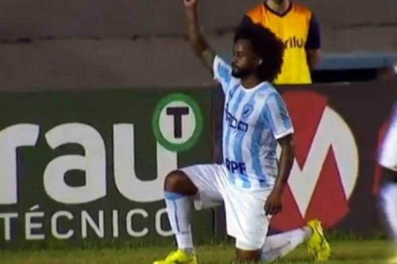 Celsinho do Londrina faz protesto após marcar gol (Reprodução)