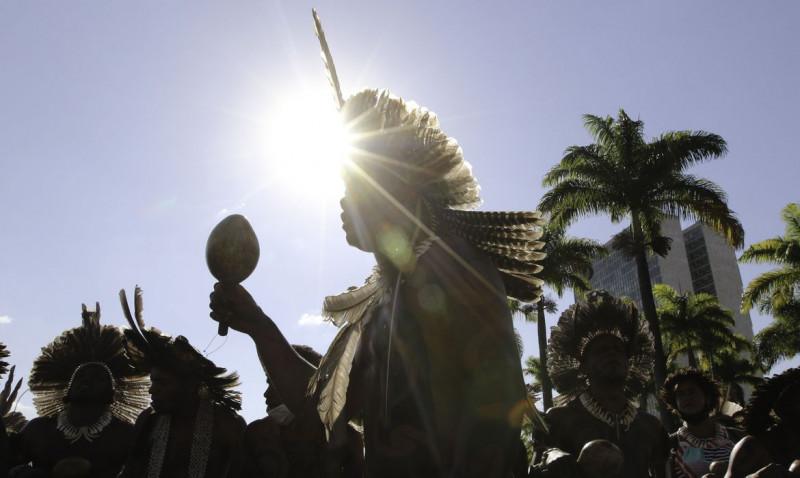 Indígenas de várias etnias fazem caminhada para acompanhar em frente ao STF a votação do chamado Marco temporal indígena (Fabio Rodrigues-Pozzebom/Agência Brasil)