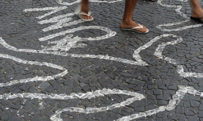Rio de Janeiro - Campanha contra homicídios de jovens negros pinta centenas de silhuetas de corpos no chão do Largo da Carioca (Fernando Frazão/Arquivo Agência Brasil) (Fernando Frazão/Arquivo Agência Brasil)