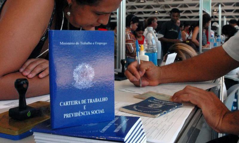 Desemprego tem leve queda e fica em 14,1% no 2º trimestre 