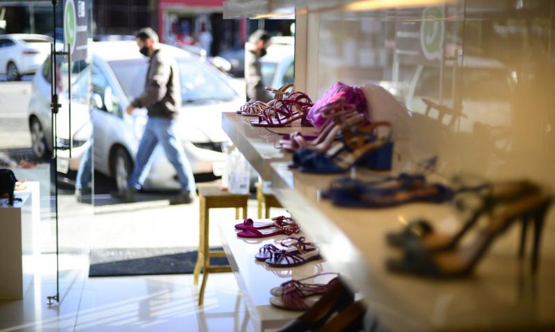 GDF libera funcionamento de lojas de roupas e sapatos (Marcello Casal JrAgência Brasil)