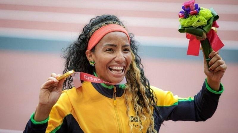 Silvania Costa de Oliveira, classe T11, no mais alto do pódio em Salto em distância (Divulgação)