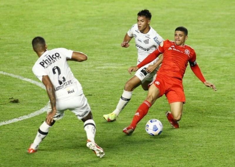 O gol do jovem de 20 anos no jogo válido pela 17.ª rodada do Brasileirão impediu que os santistas dessem um grande salto na tabela (REUTERS)