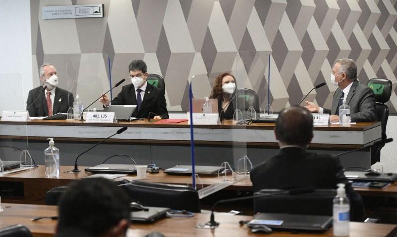 Comissão Parlamentar de Inquérito da Pandemia (CPIPANDEMIA) realiza audiência pública interativa para ouvir o depoimento de especialistas convidados a respeito de aspectos técnicos da Covid-19.

Os parlamentares requerentes da audiênica, citam a trajetória pública e acadêmica nacional e internacional dos profissionais nas justificativas, afirmando que os cientistas têm condições de esclarecer o país sobre a melhor forma de enfrentamento à pandemia de covid-19.

Mesa:
médico sanitarista da Fundação Oswaldo Cruz e ex-presidente da Agência Nacional de Vigilância Sanitária (Anvisa), Cláudio Maierovitch;
vice-presidente da CPIPANDEMIA, senador Randolfe Rodrigues (Rede-AP);
microbiologista e pesquisadora da Universidade de São Paulo (USP), Natalia Pasternak;
relator da CPIPANDEMIA, senador Renan Calheiros (MDB-AL).

Foto: Jefferson Rudy/Agência Senado (Jefferson Rudy)