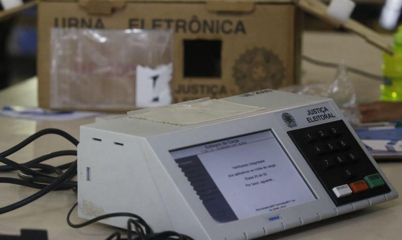 Rio de Janeiro - Urna eletrônica de contingência do TRE sendo preparada para envio aos locais de votação nas eleições municipais de 2020, no pólo eleitoral Jardim Botânico. (Fernando Frazão/Agência Brasil) (Fernando Frazão/Agência Brasil)