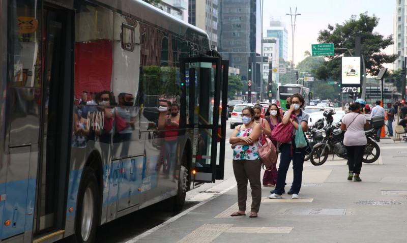  Usuários do transporte público esperam ônibus em ponto da Avenida Paulista durante a fase vermelha da pandemia de covid-19 na capital. (Rovena Rosa/Agência Brasil)