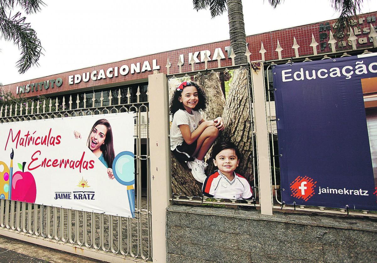 Instituto Educacional Jaime Kratz com os port?es fechados e as aulas suspensas, ap?s a testagem positiva de 34 funcion?rios, entre eles professores, pela covid-19 (Importação)