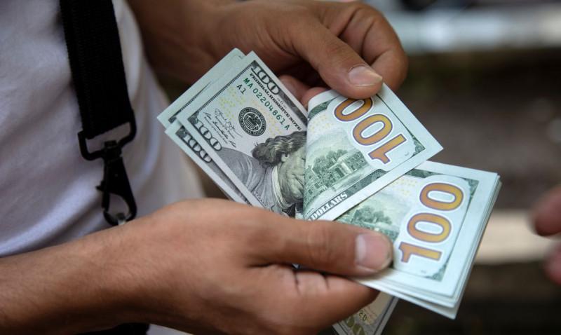 Dólar sobe para R$ 5,42 e fecha no maior nível desde maio 