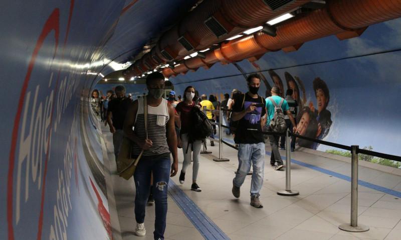São Paulo - Usuários do transporte público na passagem subterrânea entre as estações Consolação e Paulista do metrô durante a fase emergencial da pandemia de covid-19. (Rovena Rosa/Agência Brasil)